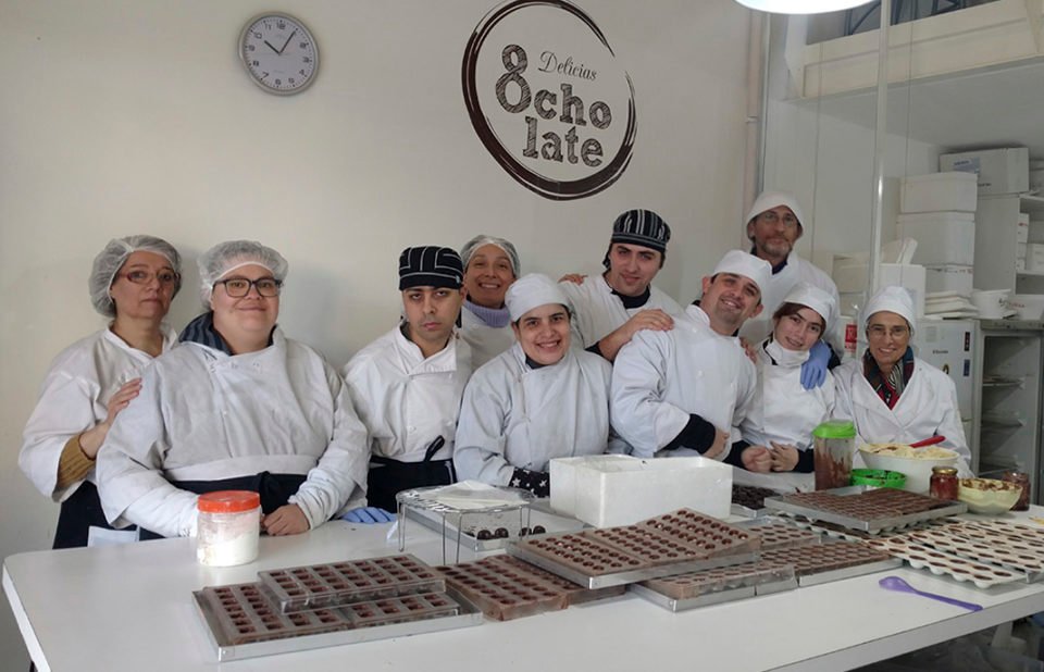 Jóvenes con discapacidad fabrican y venden chocolate en barrio Urca