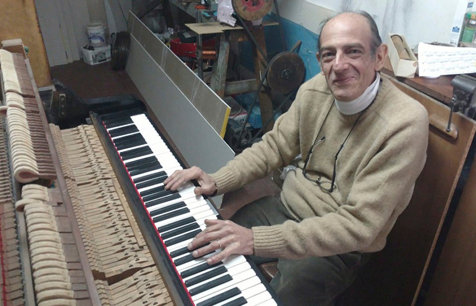 Un oficio fuera de lo común:  ¿Cómo trabaja un afinador y reparador de pianos?