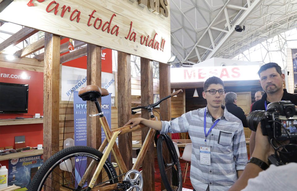 La primer bici de madera en Córdoba fue fabricada por Maderas Nativas