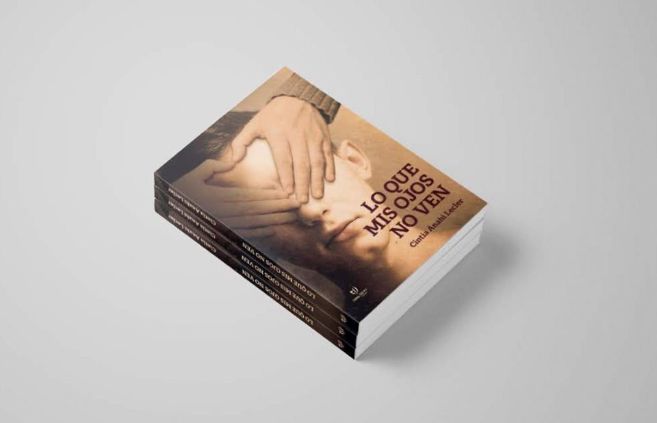 Vecina y docente de B° Los Paraísos presentó su primer libro titulado “Lo que mis ojos no ven”