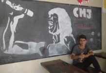 Dibujó a “La Mona” en el pizarrón de la Escuela y su obra de arte se viralizó