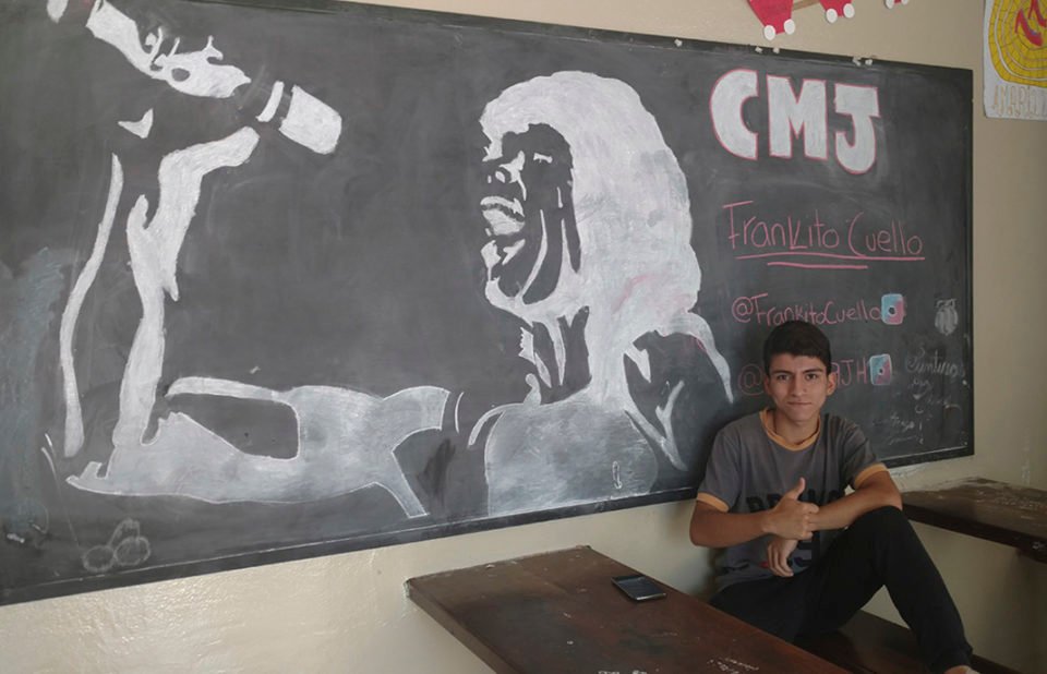 Dibujó a “La Mona” en el pizarrón de la Escuela y su obra de arte se viralizó