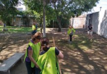 Vecinos de barrio Las Margaritas limpian plazas por su cuenta