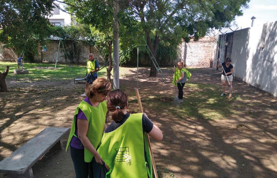 Vecinos de barrio Las Margaritas limpian plazas por su cuenta