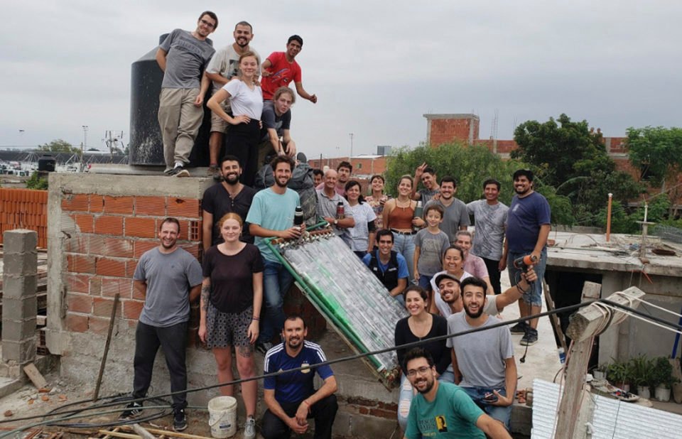 En “Energías Solidarias” ayudan a construir termotanques que funcionan con energía solar