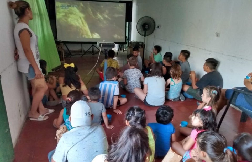 Chicos y grandes disfrutaron del cine móvil en el Centro Vecinal La France