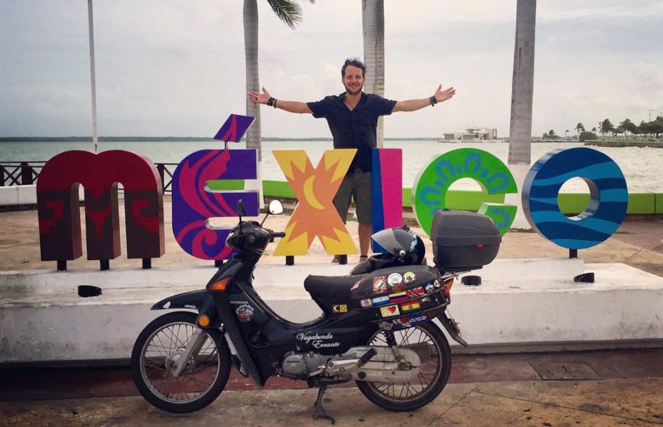 De Córdoba a México a bordo de una moto “Honda Wave”