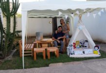 Una pareja de emprendedores fabrica livings rústicos de madera