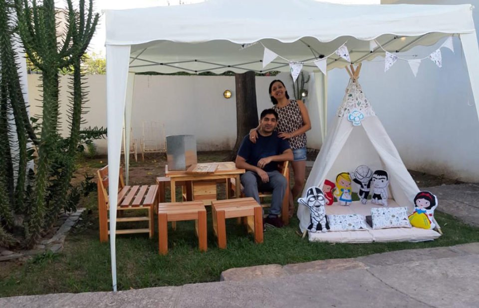 Una pareja de emprendedores fabrica livings rústicos de madera