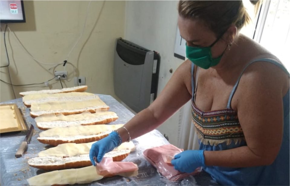 Cuarentena Solidaria: Preparan sándwiches para personas en situación de calle