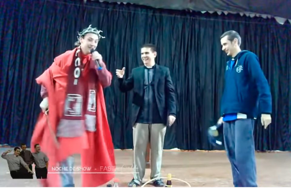 Noche de show: tres sacerdotes cordobeses entretienen a la comunidad vía YouTube