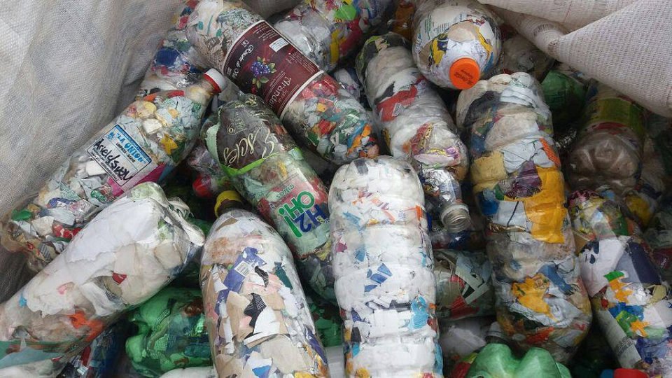 La Comunidad Guía Mamina te invita a hacer “Ecoladrillos”