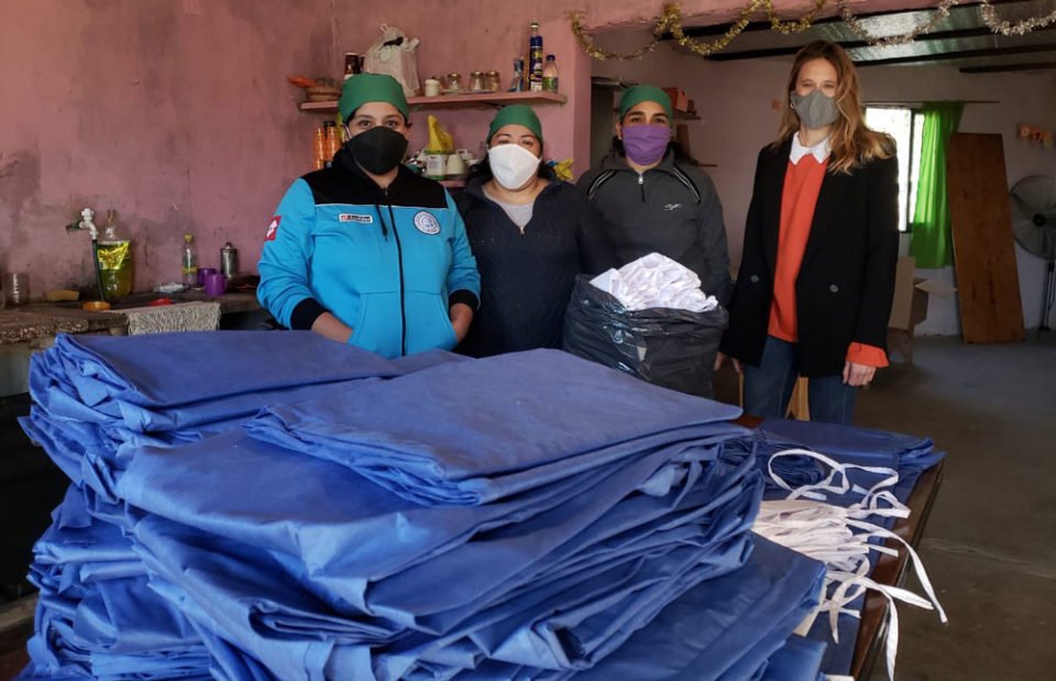 Ayudan a costureras de una Cooperativa y donan batas a Hospitales