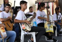 La Fundación JUVIPS conformó una orquesta de instrumentos de material reciclado