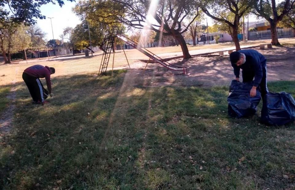 El Centro Vecinal Sargento Cabral junto a los vecinos limpiaron la Plaza Padre Dalmiro