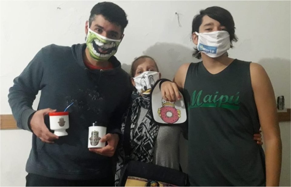 Confección de barbijos personalizados: El trabajo que surgió en la Cuarentena