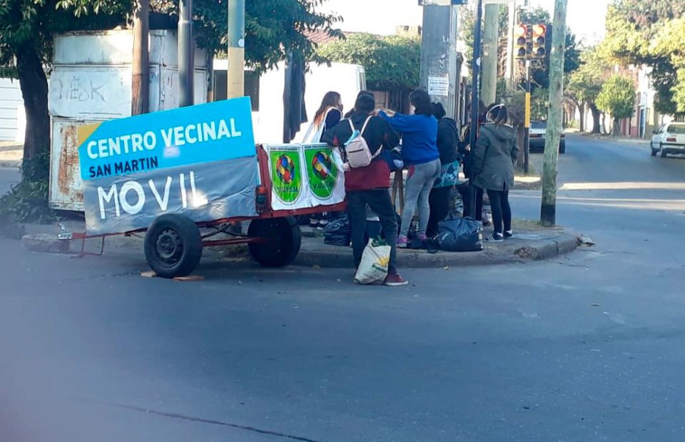 El Centro Vecinal San Martín inauguró su “oficina móvil” y agasajó a los papás del barrio