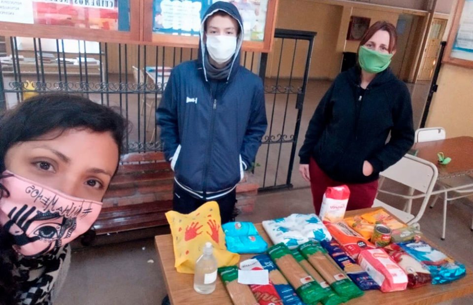 El Juan José Paso de B° Zumarán recibe donaciones de alimentos para ayudar a las familias del colegio