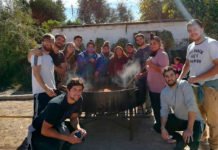 Manos Solidarias: amigos que decidieron cocinarles a los que más lo necesitan