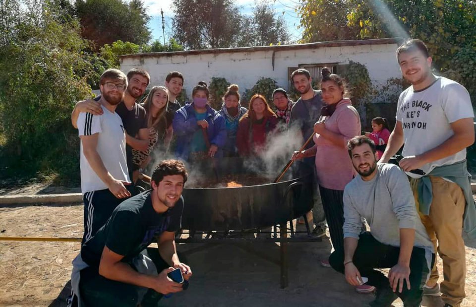 Manos Solidarias: amigos que decidieron cocinarles a los que más lo necesitan