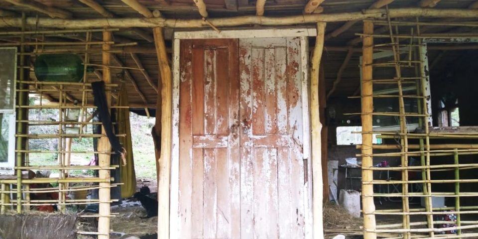 En el interior de Córdoba, una pareja construye una casa 100% reciclada y ecológica