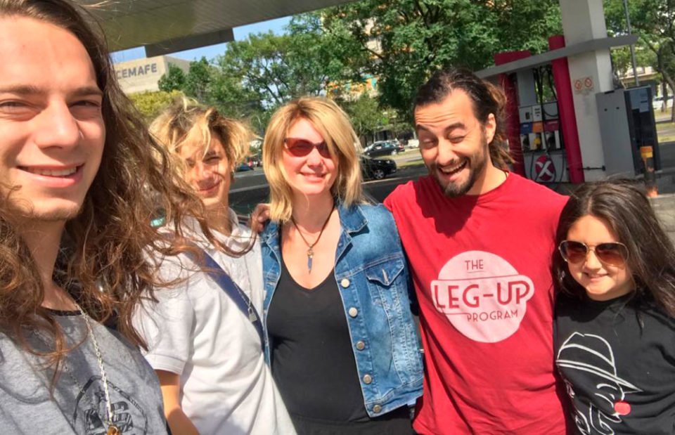 Una “familia de remate”: A través de Facebook, organizan una subasta de ropa casi sin uso