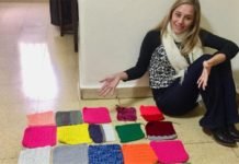 Con cuadraditos de lana, tejieron una frazada y se la regalaron a un niño del Instituto Sullai
