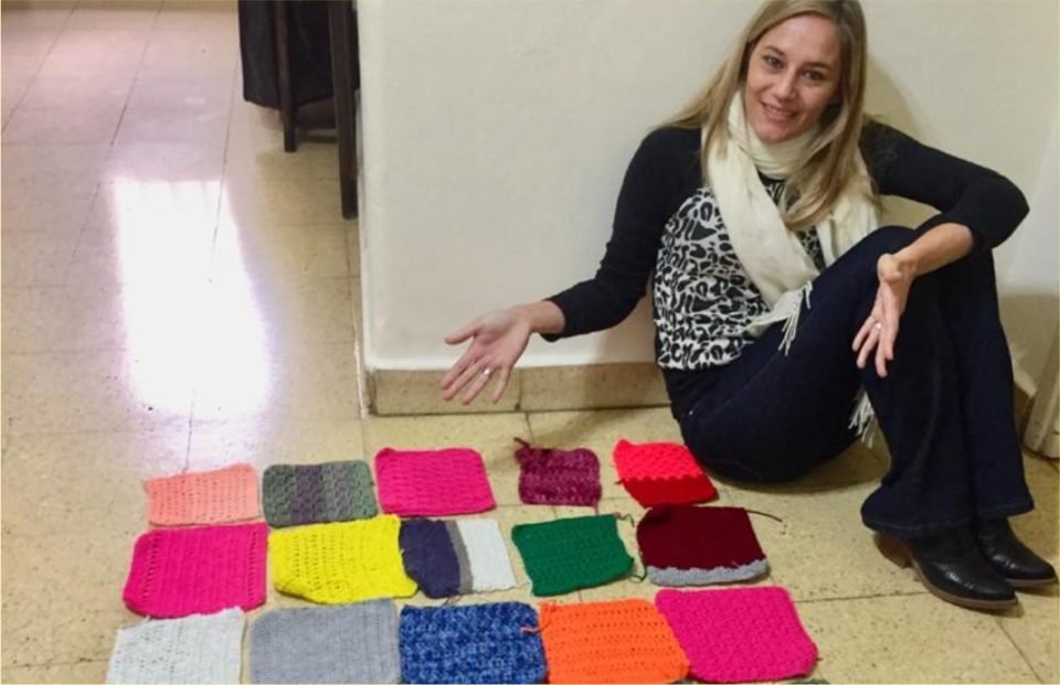 Con cuadraditos de lana, tejieron una frazada y se la regalaron a un niño del Instituto Sullai