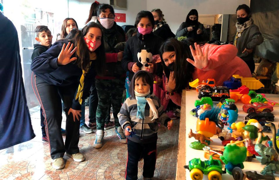 Con una “megamerienda”, el grupo scout Juan XXIII ayudó a niñas y niños de un comedor en Villa Urquiza