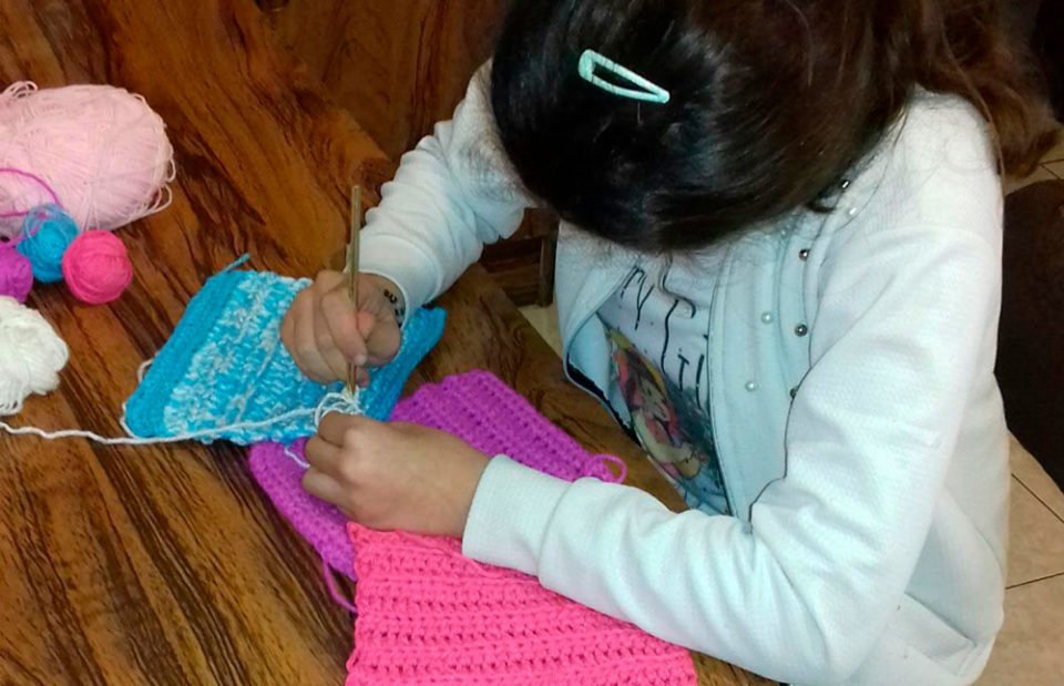 “El Juve teje”… ¡Tejé cuadraditos de lana y sumate a la campaña solidaria del Juvenilia de B° Zumarán!