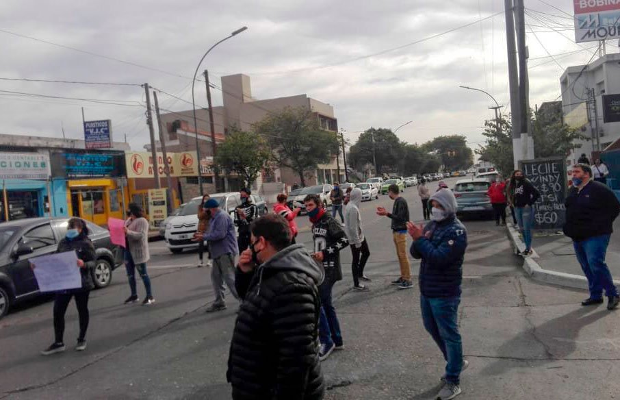 Vecinos de B° Zumarán reclaman ayuda e información tras el brote de coronavirus