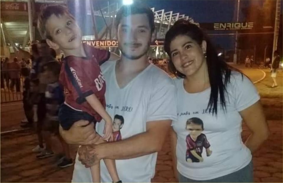 “Jere” padece una enfermedad congénita y necesita una silla motorizada