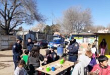 “Alimentando Corazones”: La Policía Barrial brindó un desayuno a 68 niños del comedor sueños felices