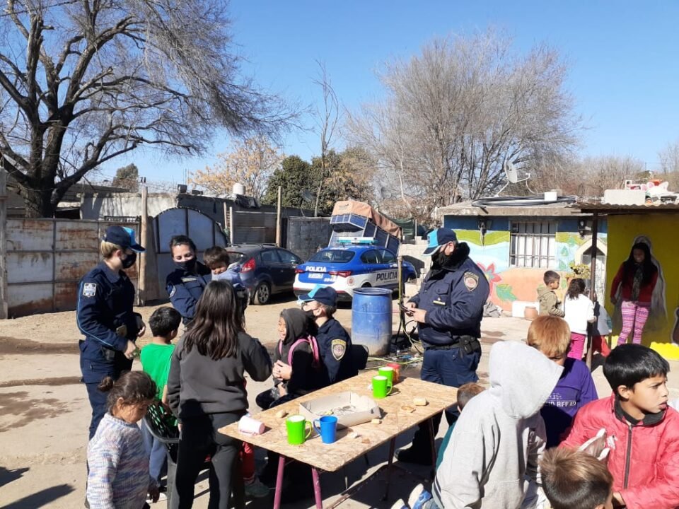 “Alimentando Corazones”: La Policía Barrial brindó un desayuno a 68 niños del comedor sueños felices