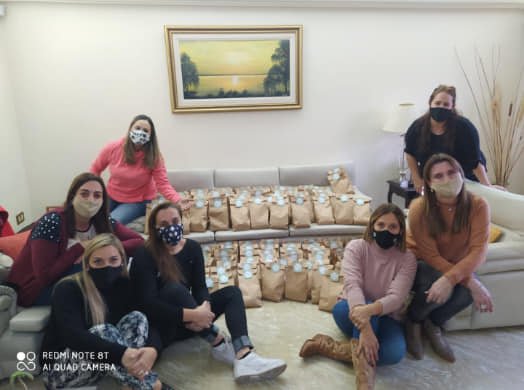 Mamis solidarias, donaron sorpresitas para la campaña del Club Poeta Lugones