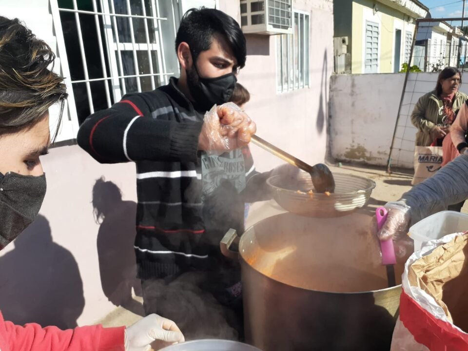 Jóvenes brindan almuerzos solidarios en barrios y colaboran con Merenderos