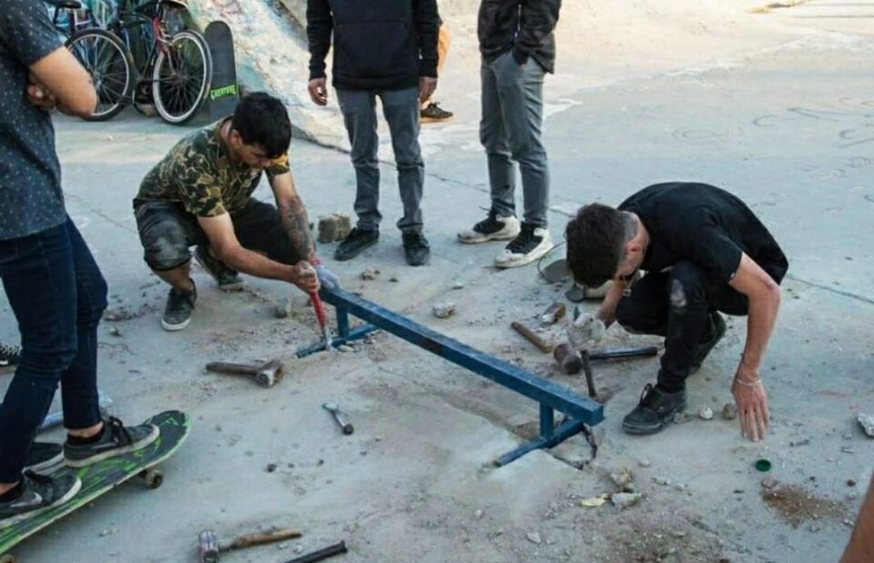 Puesta en valor: un grupo de skaters está refaccionando la pista del Parque de las Naciones