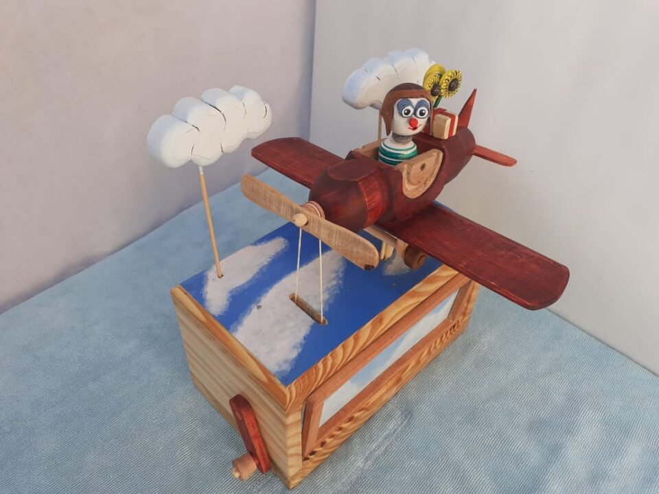“Arte Colibrí” Un emprendimiento familiar de juegos y juguetes artesanales en madera