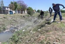 La Municipalidad limpia un canal pluvial al norte de la ciudad Canal