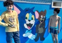 El pequeño “gigante” que decora y pinta las piscinas cordobesas Piscinas