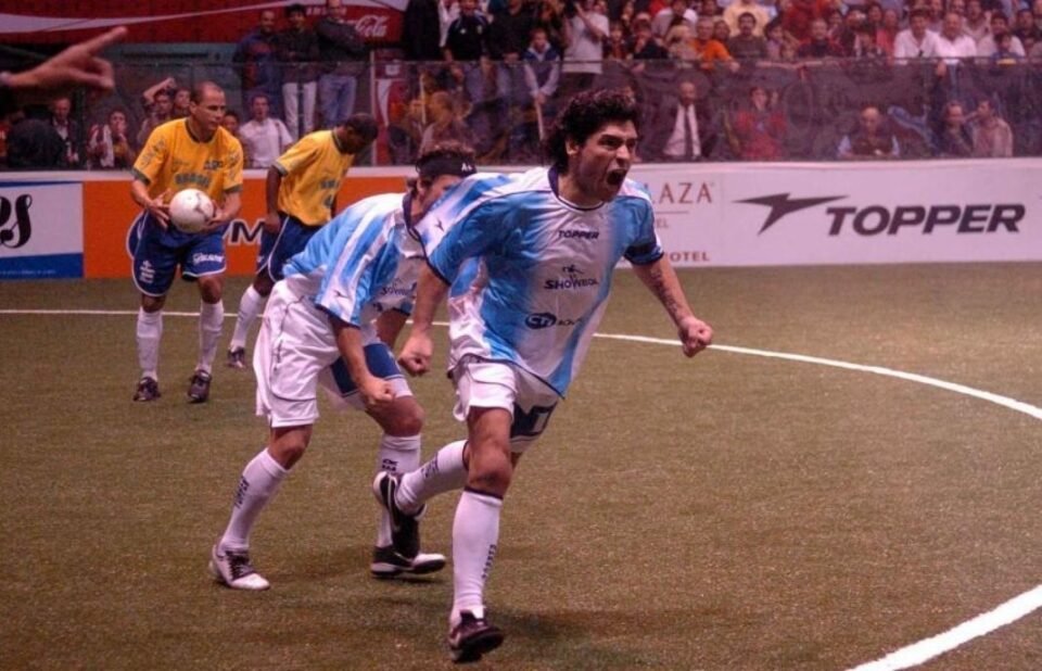La noche que Maradona la “rompió” ante Brasil en el Orfeo