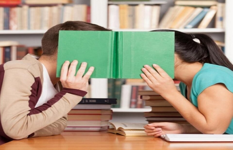 Tinder de libros: cómo funciona la nueva web que conecta a los “amantes” de la lectura