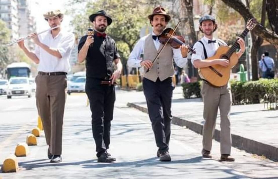 El cuarteto del amor: “Utilizamos la serenata como medio para llevar mensajes de amor e intentar alegrar a las personas”