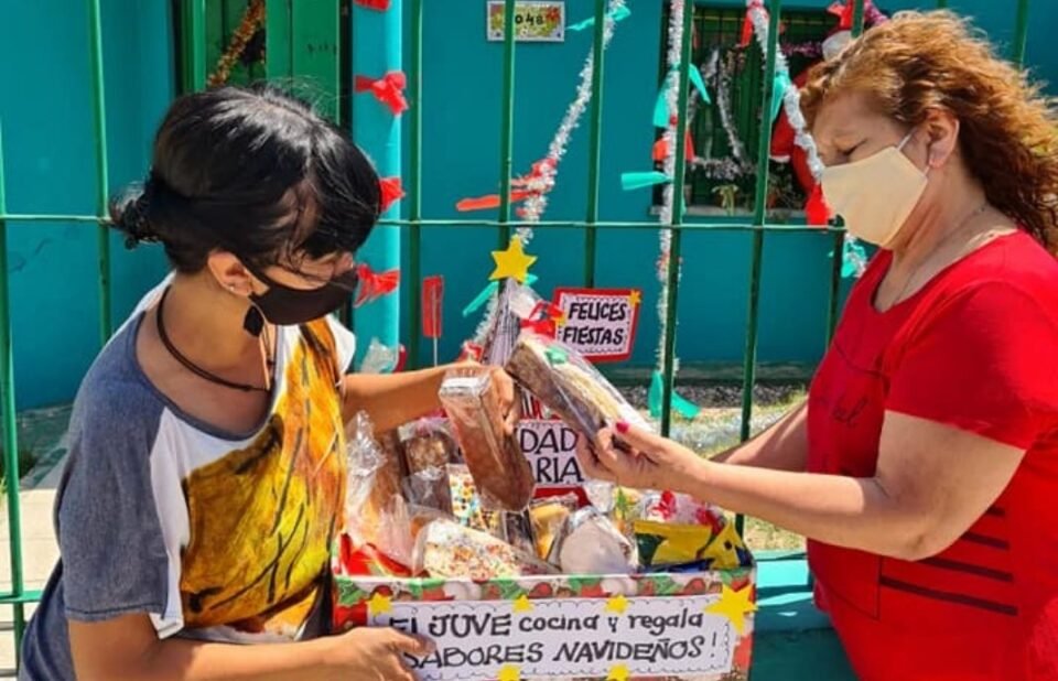 El Centro Vecinal Zumarán entregó los budines y los pan dulces a las familias de la zona