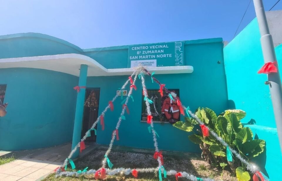 Los centros vecinales de la zona decoraron los barrios con sus arbolitos de Navidad
