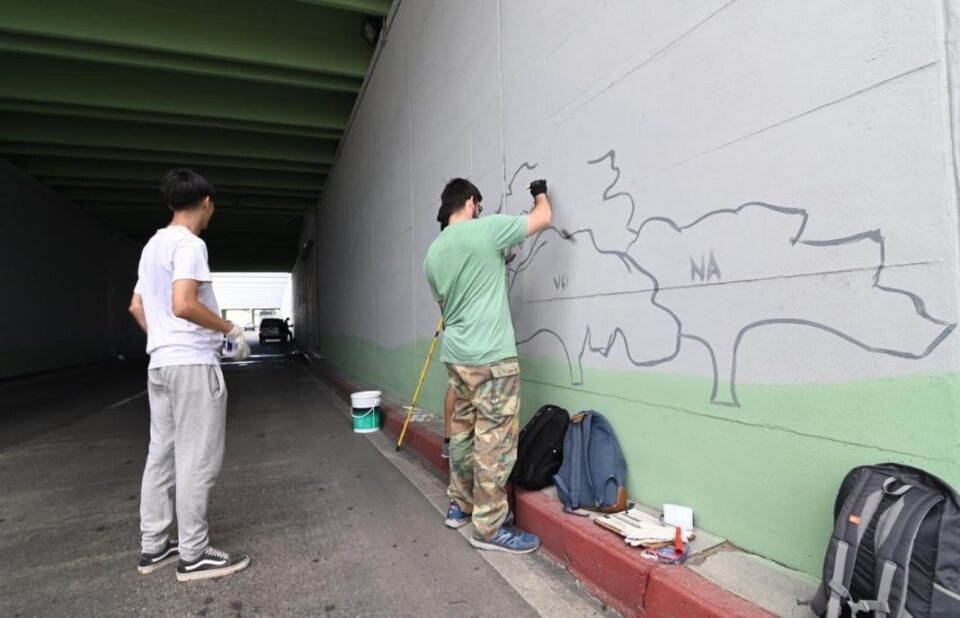 En el nudo vial de la Av. Monseñor comenzó a pintarse el mural más largo de Córdoba