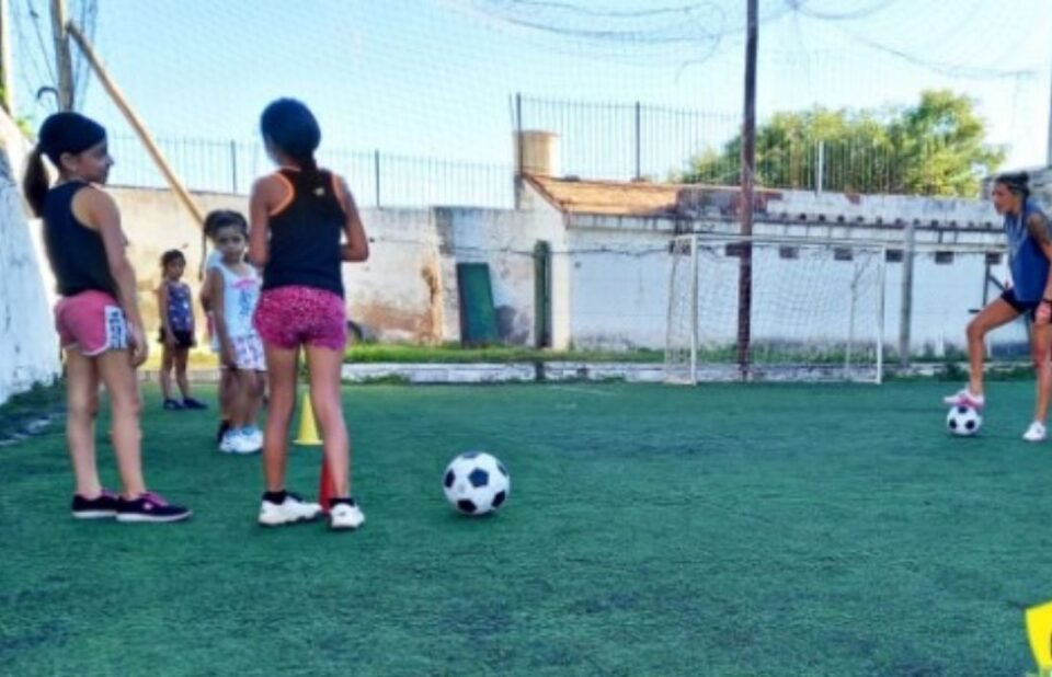 En el Club Huracán está funcionando la Escuelita de Fútbol Femenino
