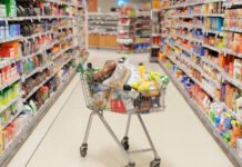 La Asociación Juvenil SEMET recolecta alimentos no perecederos para ayudar a comedores de Córdoba