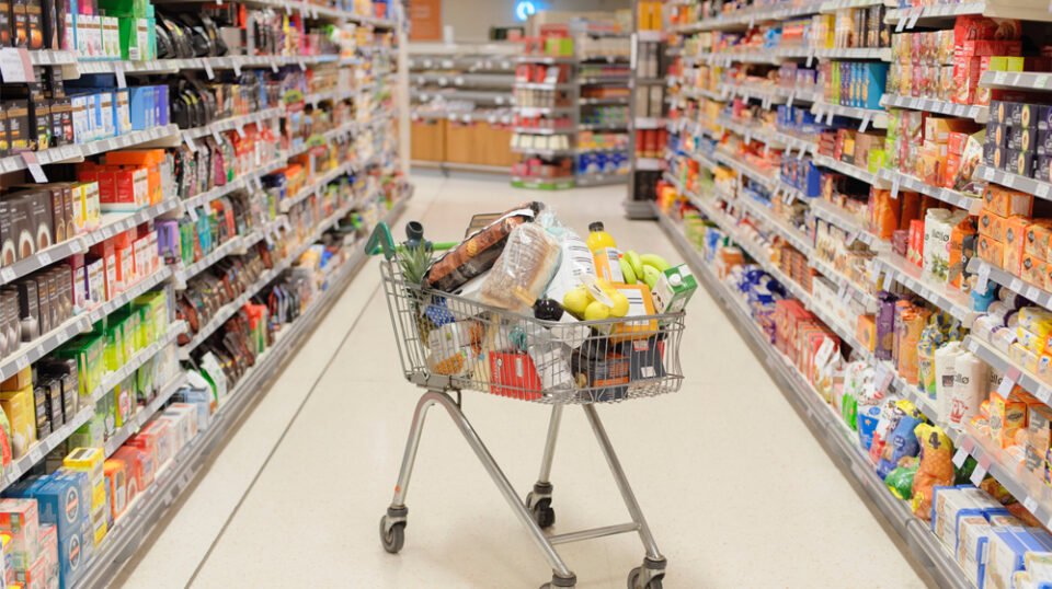 La Asociación Juvenil SEMET recolecta alimentos no perecederos para ayudar a comedores de Córdoba