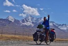 “Rodando historias”: A bordo de su bicicleta, el mundo es su hogar rodando historias